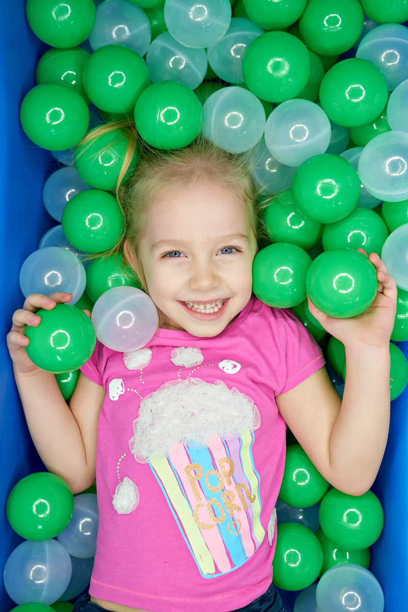 Детская игровая комната с лего-столом, горками и сухим бассейном, Sony Play Station и другими развлечениями