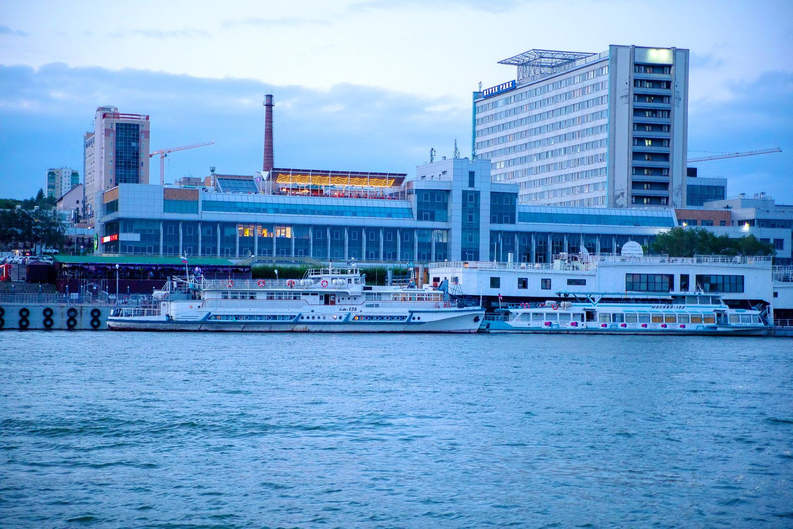 С речного вокзала рядом с отелем стартуют увлекательные экскурсии для всех. Детям - специальные программы