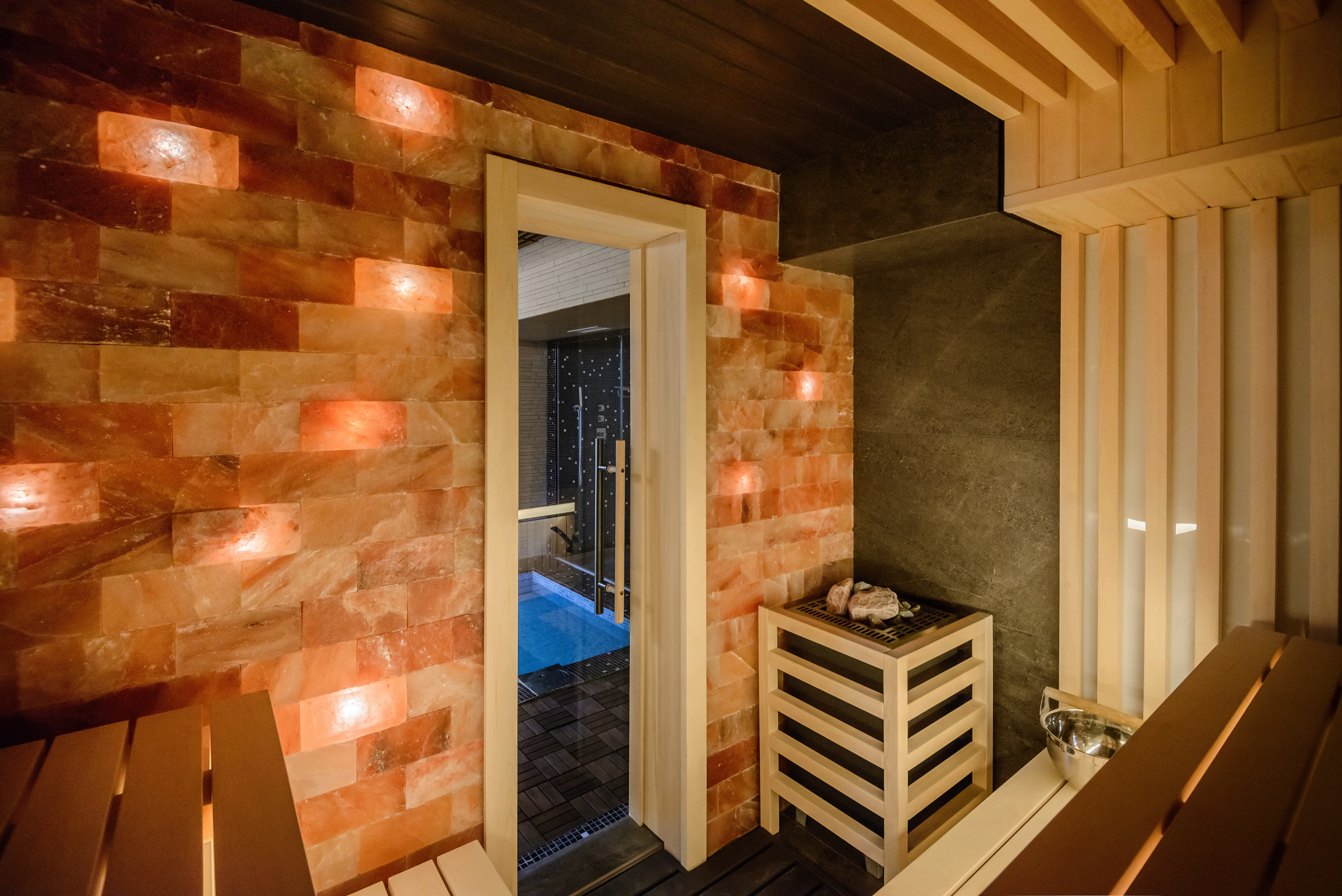 После тяжёлого трудового дня, расслабьтесь в сауне отеля: турецкий хаммам, финская парная, караоке, бильярд и бассейн с подсветкой